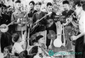 Thời kỳ văn học cách mạng và kháng chiến trở thành công cụ tinh thần cổ vũ kháng chiến