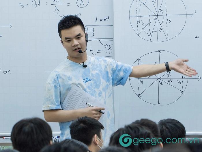 giao-vien-giang-day-mon-vat-ly